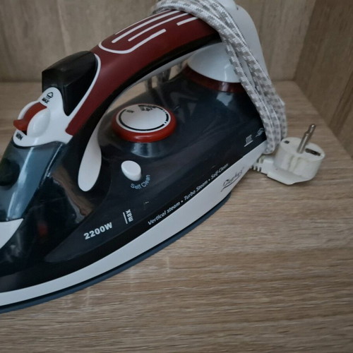 Zephyr ZP-1050-BPC steam iron used with ceramic soleplate