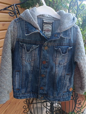 Zara kids denim jacket new with quilted gray sleeves, size 5