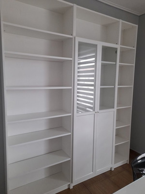 Λευκή σύνθεση βιβλιοθήκης Ikea σαν καινούργιο, ύψος 2.35μ πλάτος 2.00μ αυξομειούμενο