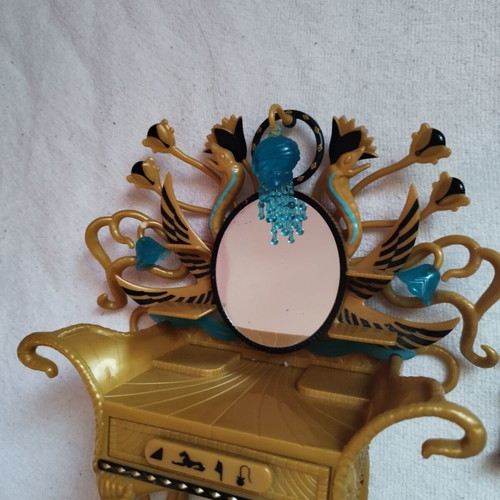 Monster High Cleo de Nile vanity set