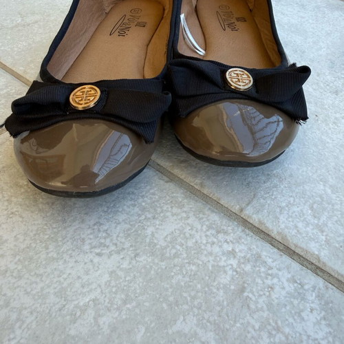 Vintage patent leather ballerinas like new, brown with black bow