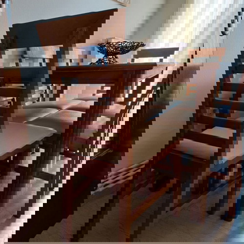 Τραπέζι μασίφ ξύλο μεταχειρισμένο σε άριστη κατάσταση