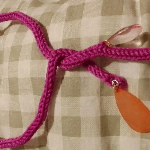 Handmade knitted choker with hanging leaf-shaped glass beads new