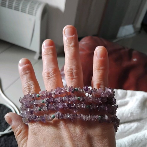 Long amethyst chip necklace like new, purple