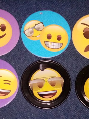 Τάπες Emoji Chipicao μεταχειρισμένες, σετ 50 τεμαχίων με 3 μεταλλικές