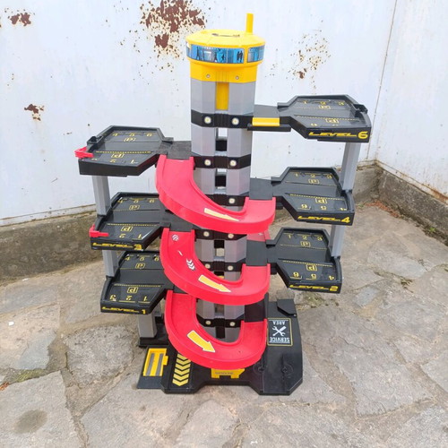 Molto toy car garage used with 3 floors and crank elevator