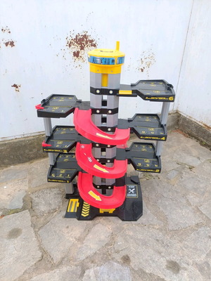 Molto toy car garage used with 3 floors and crank elevator