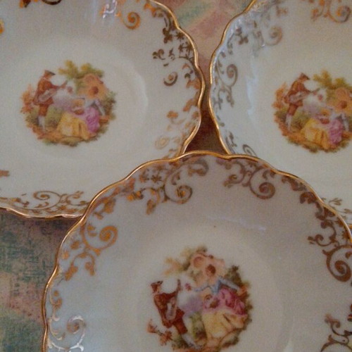 Village Japanese porcelain plates like new, 9.5 cm miniatures