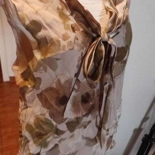 Vintage top with floral design and neck tie like new, beige and red