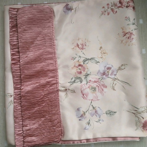 Satin table runner like new, dimensions 1.50 x 0.40