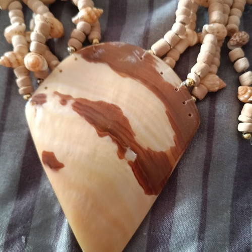 Shell necklace used, beige and brown