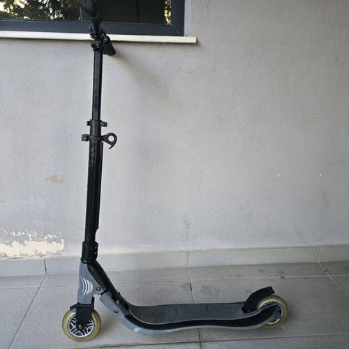 Globber scooter foldable with 3 height positions and foot brake like new