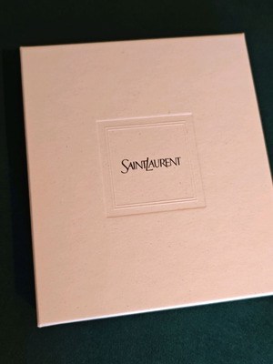Μικρό κουτί συσκευασίας Saint Laurent με υφασμάτινη θήκη