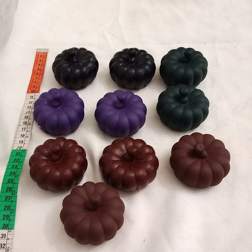 Resin pumpkins like new, pack of 10 for charms