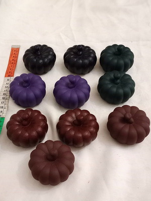 Resin pumpkins like new, pack of 10 for charms