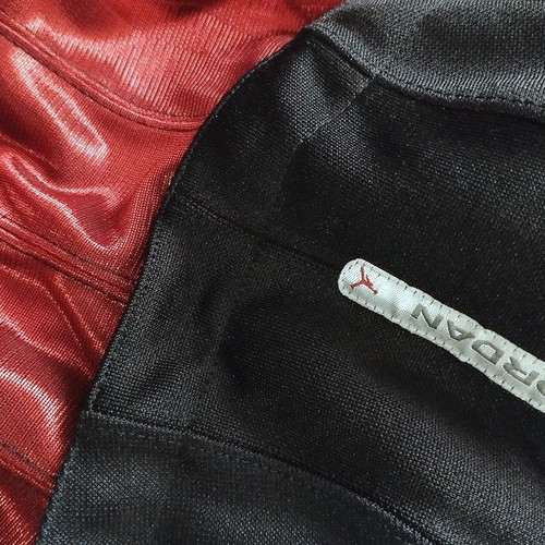 Air Jordan 90s Vintage vest like new (Black, Red)