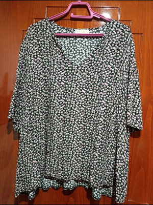 Plus size Vertice blouse like new, size XL