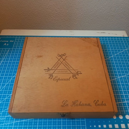 Montecristo Especial Wooden Cigar Box used, for 25 cigars