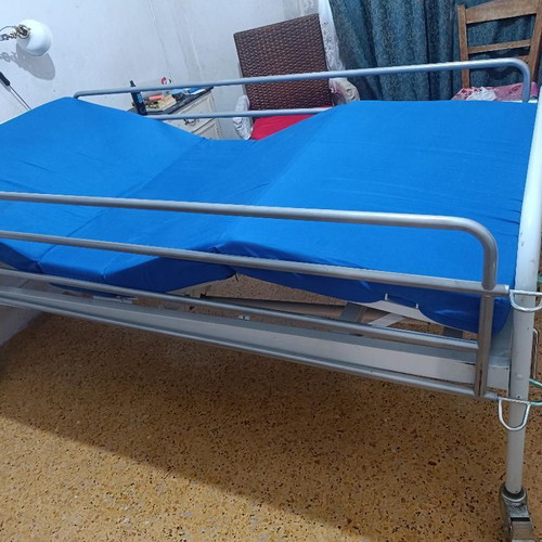 Hospital bed manual adjustable with side rails and mattress