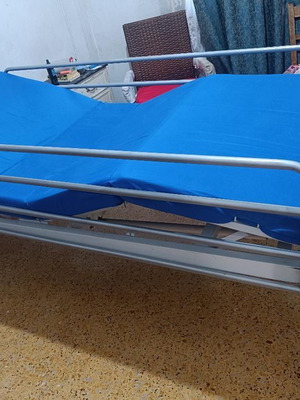 Hospital bed manual adjustable with side rails and mattress