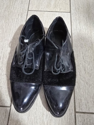 Migato women's Oxford shoes used, black patent with synthetic hair detail