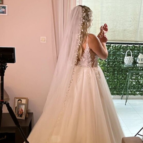 Wedding dress like new with veil and bustle, sizes M and L, white and silver