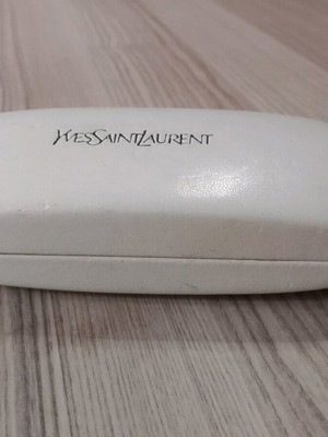 Θήκη γυαλιών άσπρη σαν καινούργια