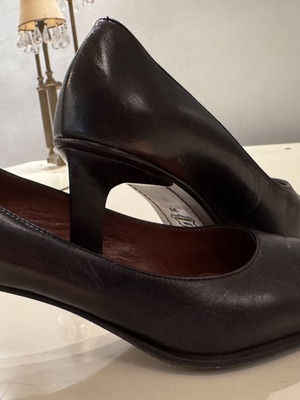 Parisian leather pumps size 39 like new, burgundy brown