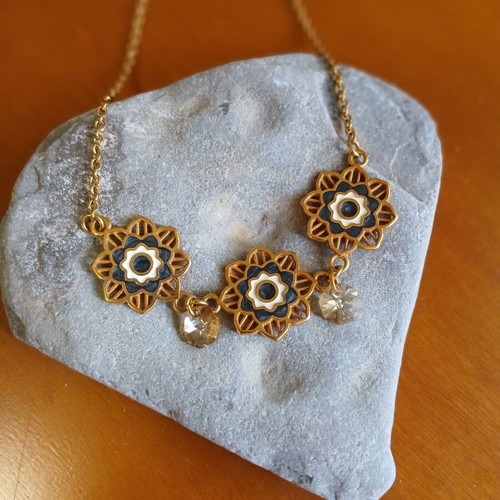 Necklace with flowers and Swarovski crystals new