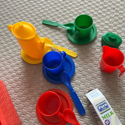 Children's play tea set like new