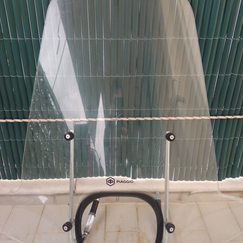 Piaggio Medley Tall Windscreen like new without metal bases
