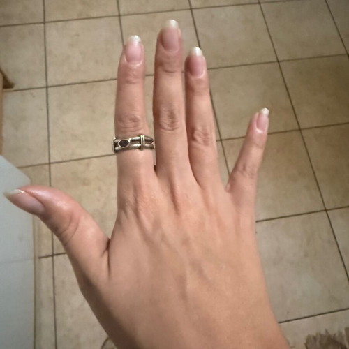 Asimohryso ring with ruby like new