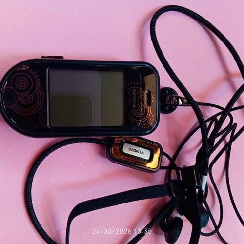 Nokia 7373 flip phone L'Amour Collection with original headphones