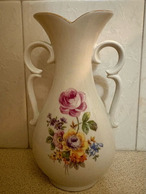 Porcelain vase GDR 1877 like new, 17 cm height