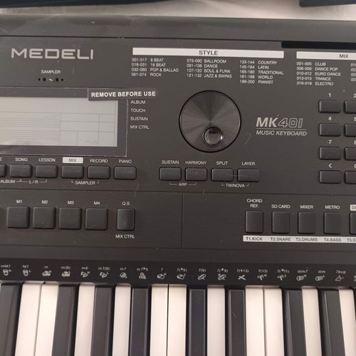 Medeli MK-401 keyboard with 61 dynamic keys