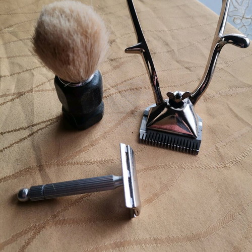 Vintage small barber set like new with Ski clipper, safety razor and brush