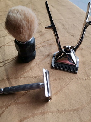 Vintage small barber set like new with Ski clipper, safety razor and brush