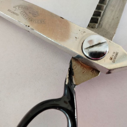 Sewing scissors used with serrated blades for zigzag cutting Solingen Prazision Sandkaulen
