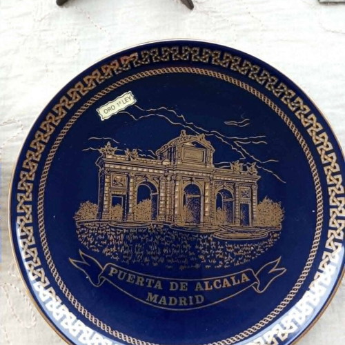 Decorative porcelain plates like new, set of 2, dark blue with gold