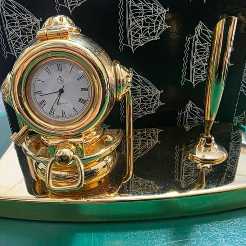 Quartz desk clock set with pen holder