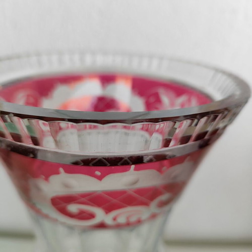 Decorative crystal vase like new with red border