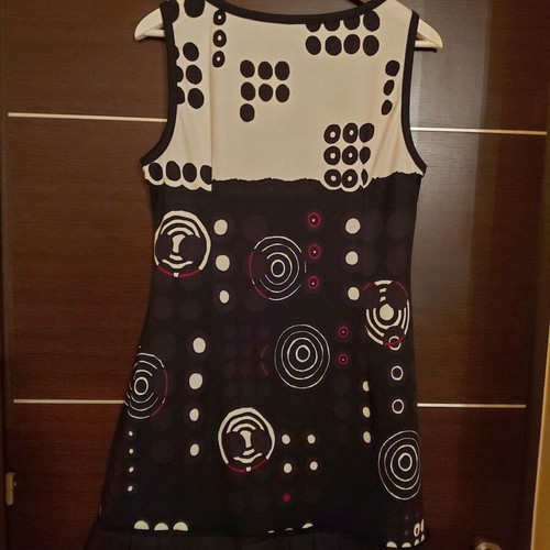 Sleeveless dress Italian made like new, size 46, black and white