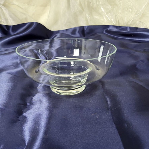 Large glass bowl with foot like new, versatile serving fruit bowl
