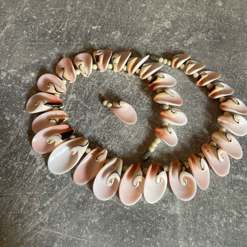 Handmade shell necklace used, pink, with detached shell