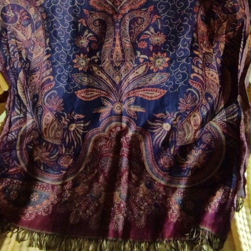 Back scarf like new with blue and burgundy colors