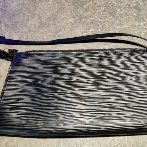Louis Vuitton Pochette Epi shoulder bag like new, black leather