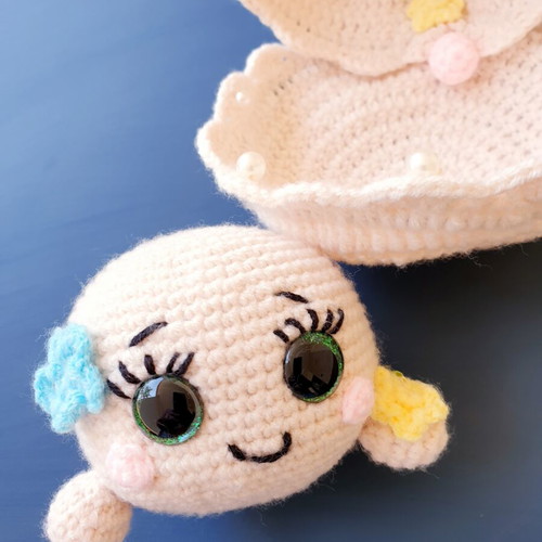 Amigurumi pearl doll Margaritarenia in handmade crochet shell