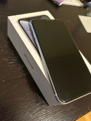 Apple iPhone XR 128GB white used with cases and box