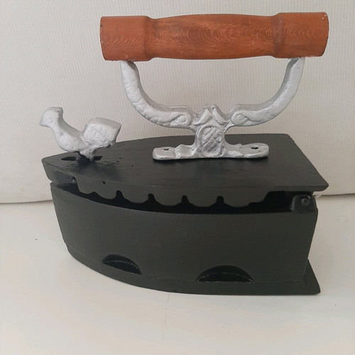 Coal iron 'kokoraki' like new with embossed dolphin decorations