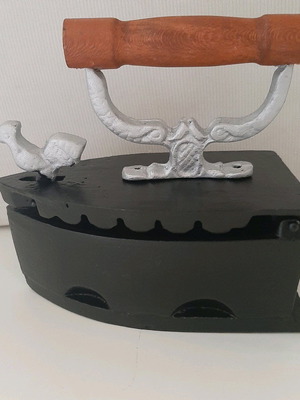 Coal iron 'kokoraki' like new with embossed dolphin decorations